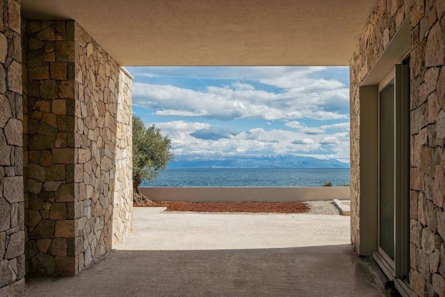 Fedett átjáró, kilátással a tengerre