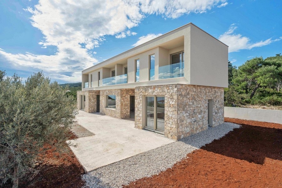 Modern ház terasszal és üvegerkéllyel