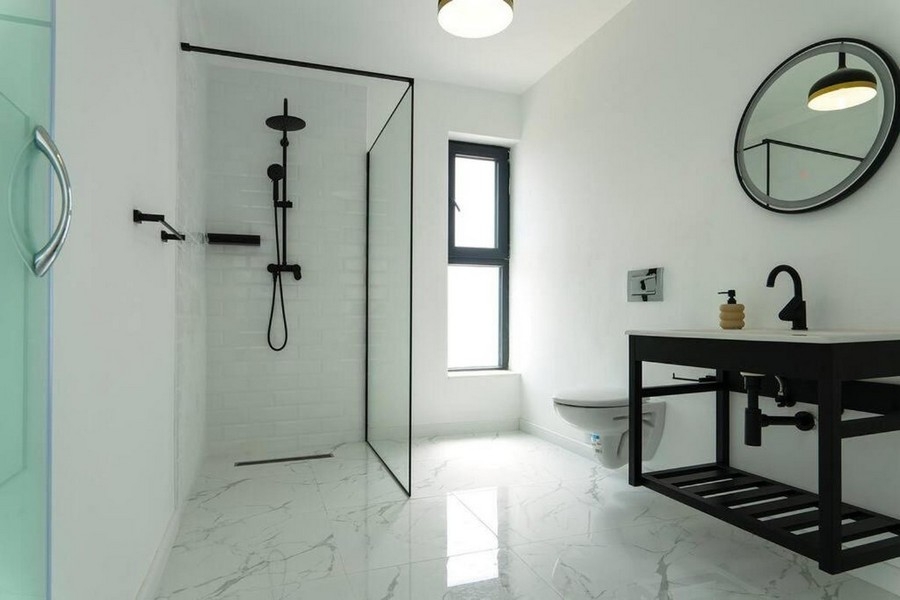 Fürdőszoba zuhanyzóval.