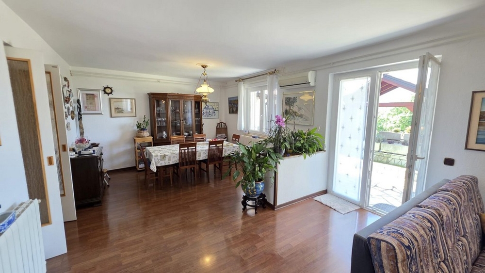 Nappali, gondozott bútorokkal.