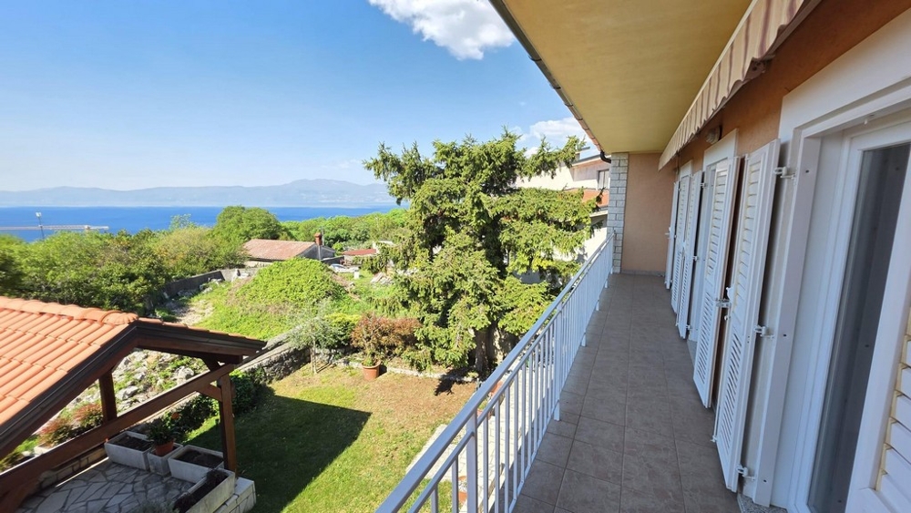 A H3901 ház erkélye - gyönyörű kilátással a tengerre.