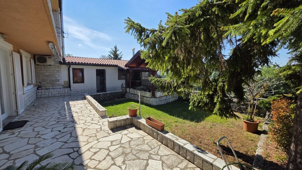 Kilátás a melléképületre.