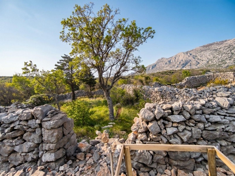 Horvátországban mediterrán helyen eladó ingatlan.