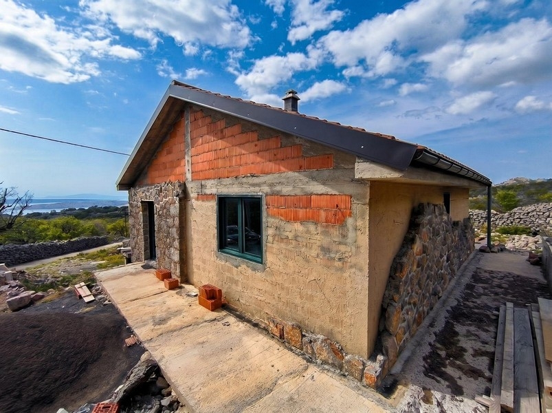 Befejezetlen ház szép időben Horvátországban.