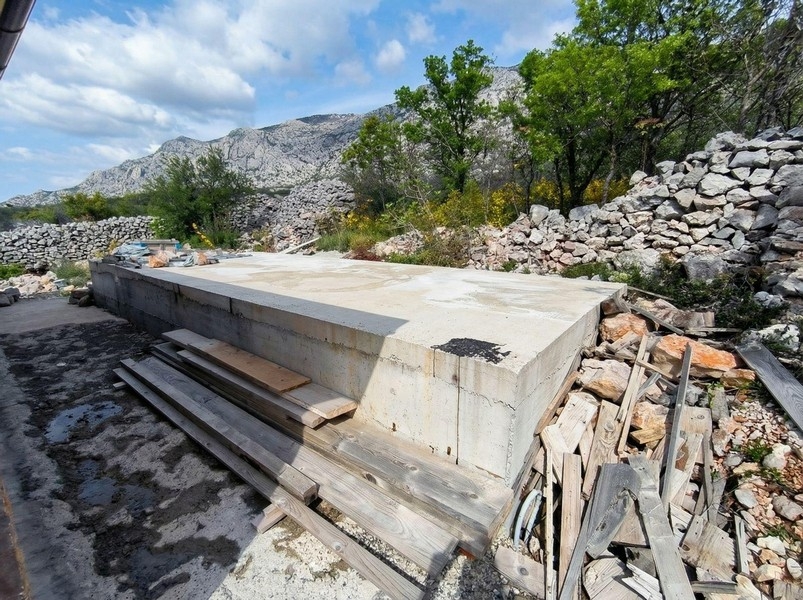 Építési telek a ház mögött.