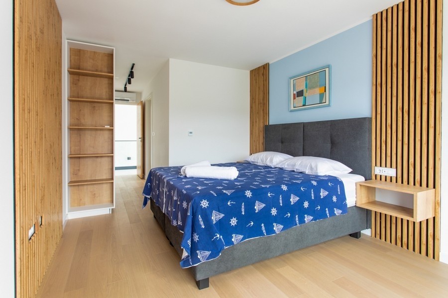 Hálószoba franciaággyal.