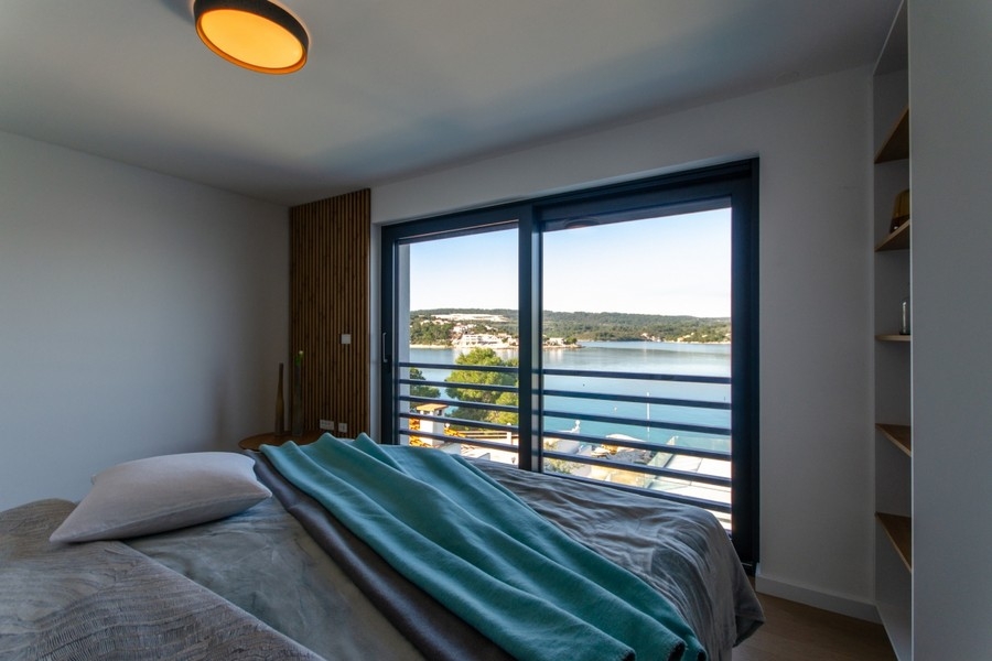 A franciaágyból kilátás nyílik a tengerre.