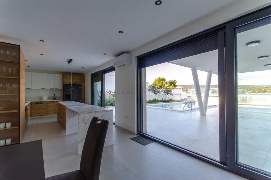 Kilátás a tenger melletti terasz belsejéből.