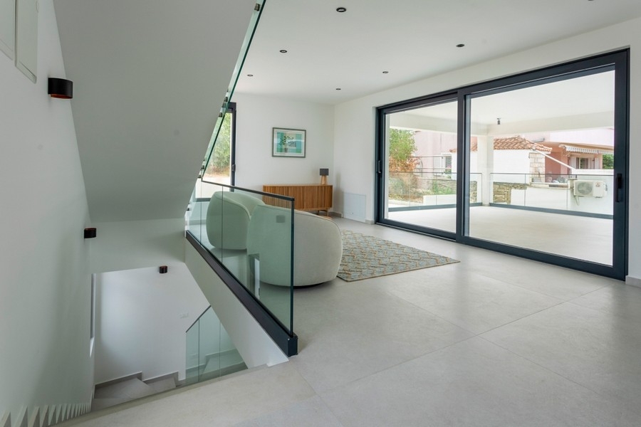 A H3903 modern luxusvilla lépcsőháza Horvátországban.