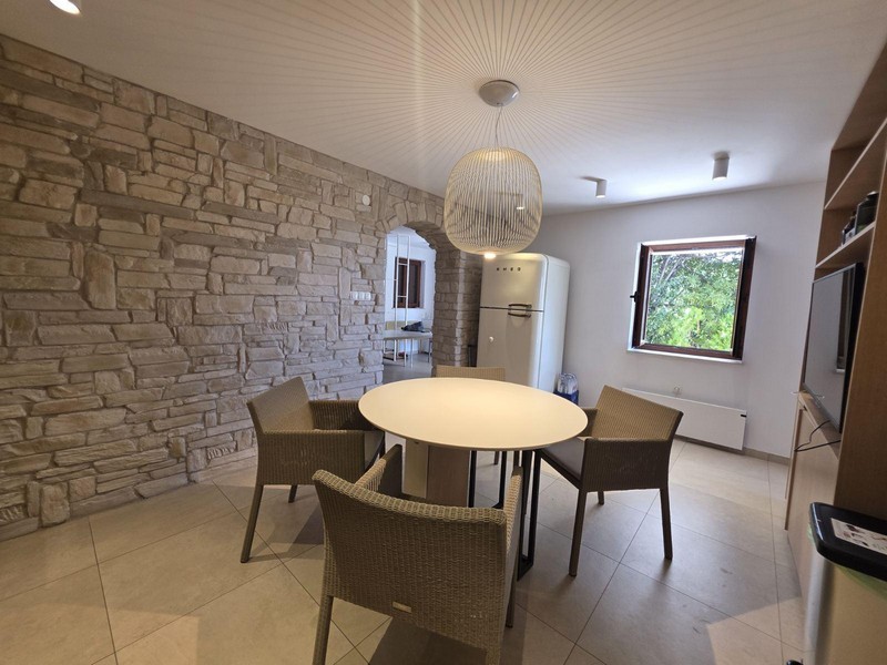 Konyha kőfallal és modern étkezővel