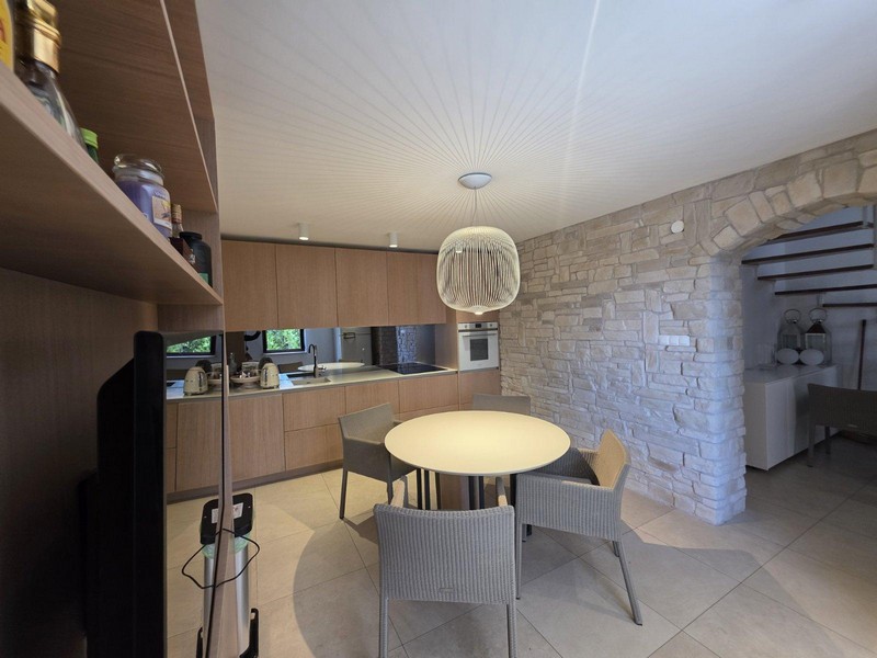 Nyitott konyha beépített gépekkel és étkezővel