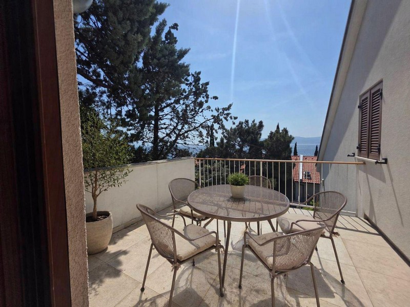 Terasz ülősarokkal és zavartalan kilátással a tengerre