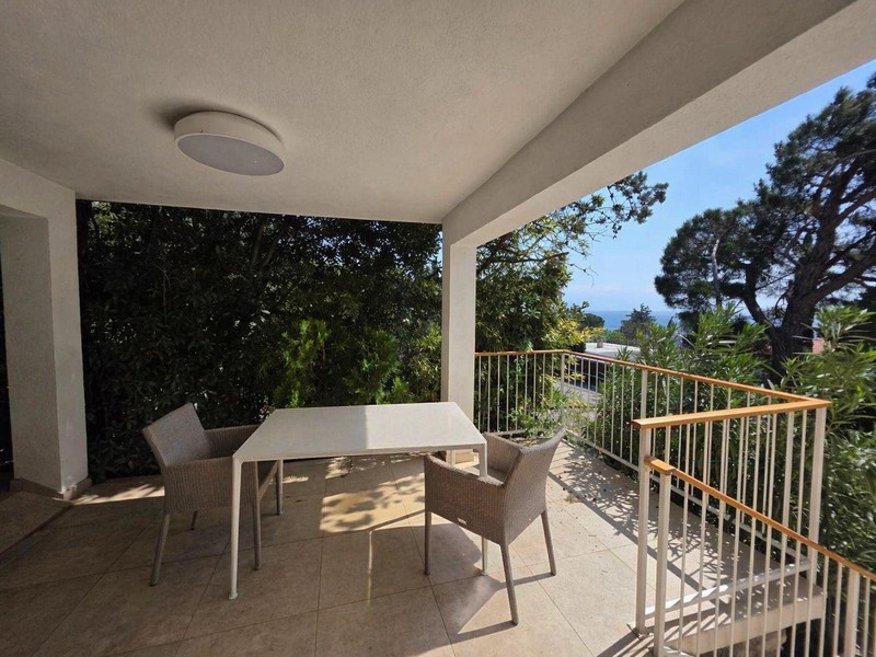 Fedett terasz étkezővel és kilátással a vidékre