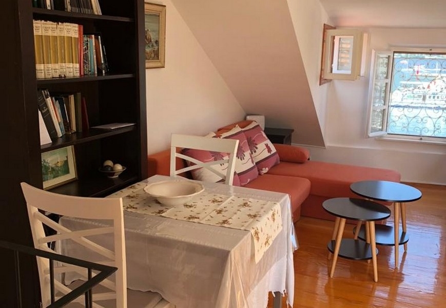 Tetőtéri szoba ülősarokkal