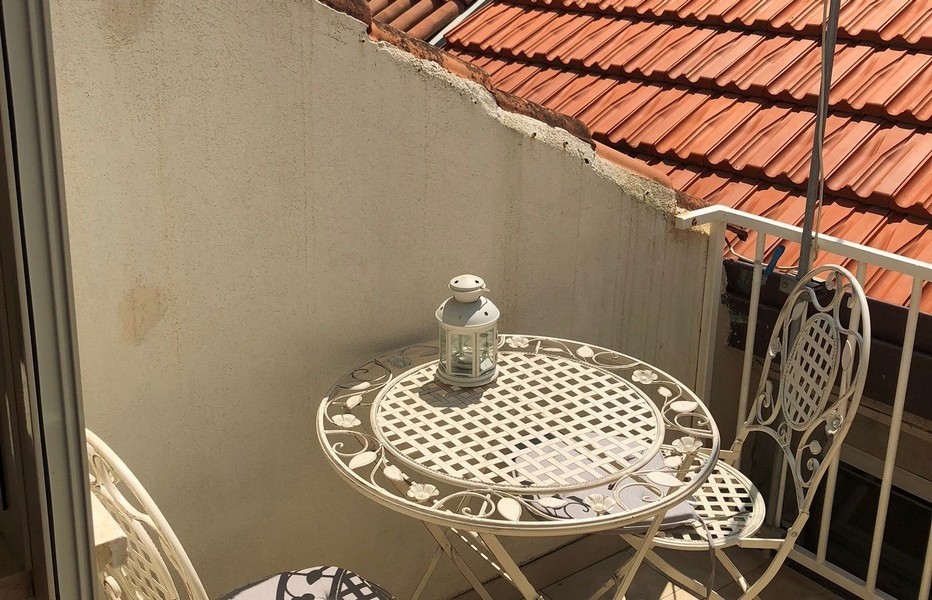 Tetőterasz ülőhellyel és kilátással a tetőkre