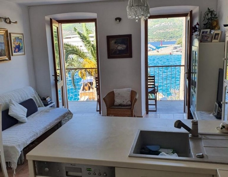 Nappali erkéllyel és kilátással a tengerre