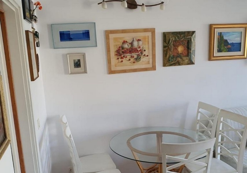 Étkező körasztallal és fali dekorációval