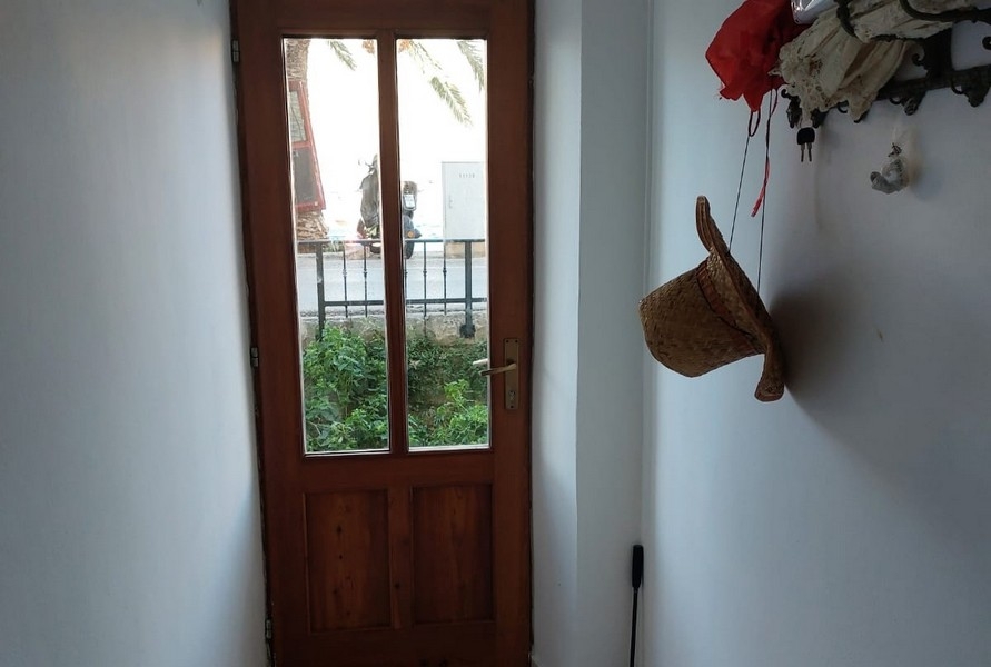 Bejárati rész faajtóval