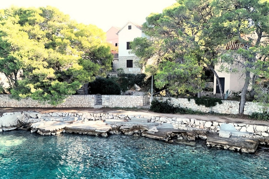 A H3907-es ingatlan közvetlenül a tenger mellett Horvátországban.