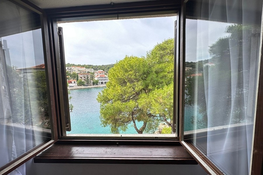 Kilátás az ablakból a tengerre és a szemközti partra