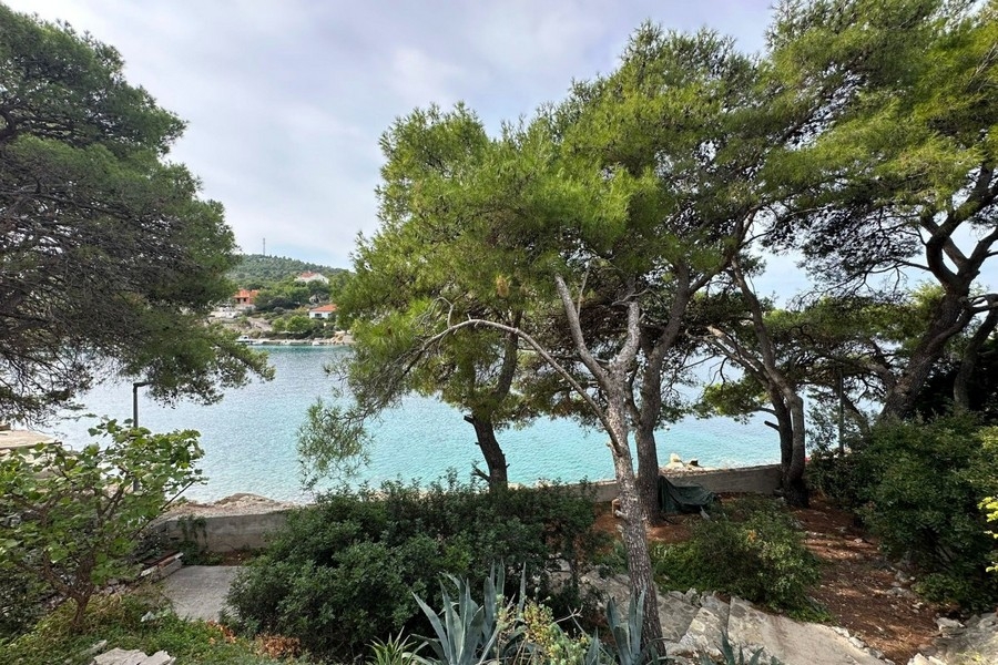 Kert mediterrán növényzettel és hozzáféréssel a tengerhez