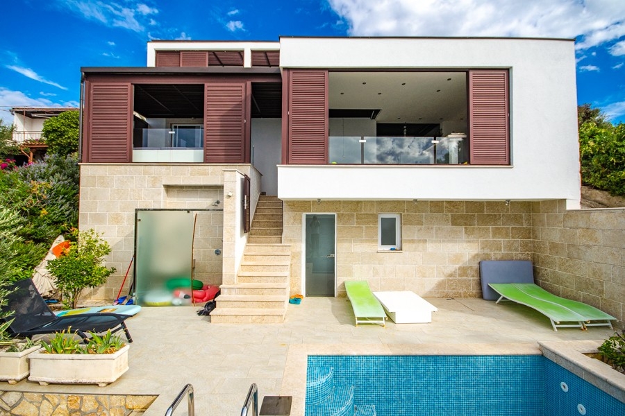 Vásároljon házat medencével az első sorban a tengerhez - Panorama Scouting.