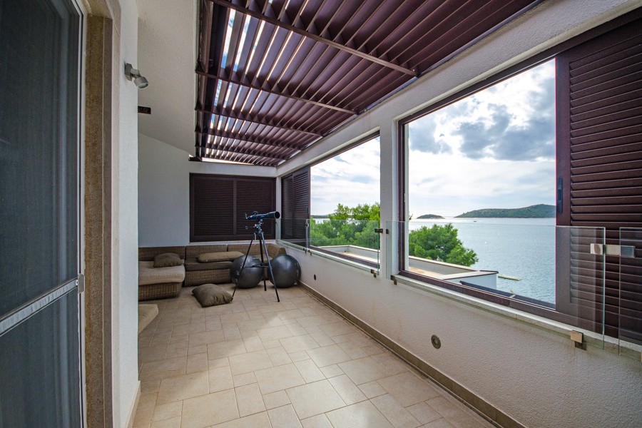 Fedett terasz panorámás kilátással a tengerre