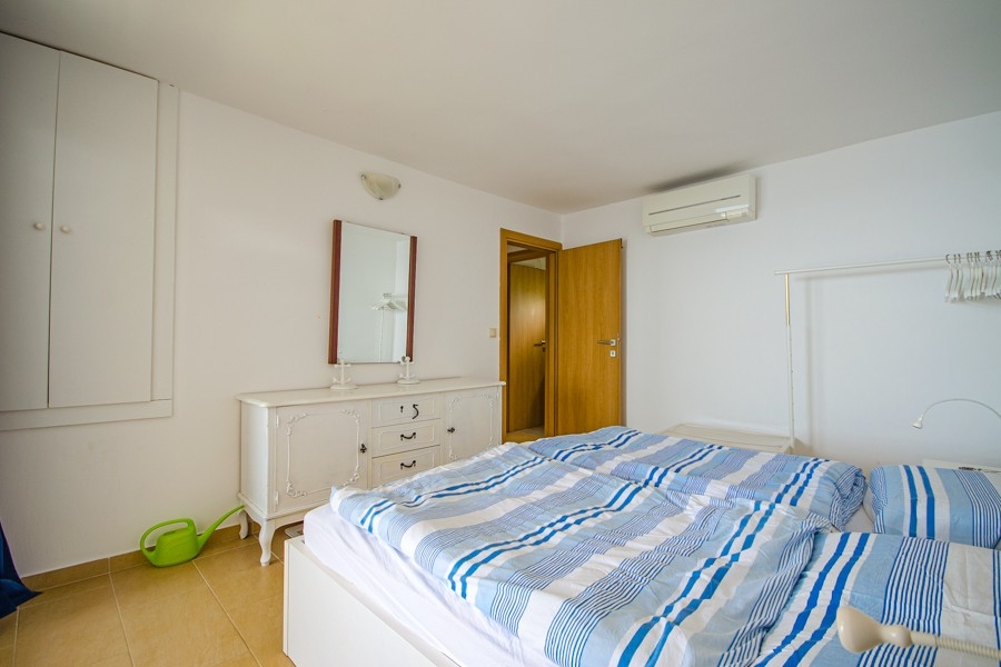 Légkondicionált hálószoba egyszerű bútorokkal