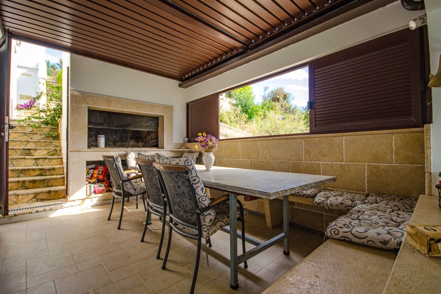 Fedett szabadtéri terület nyári konyhával és grillezővel