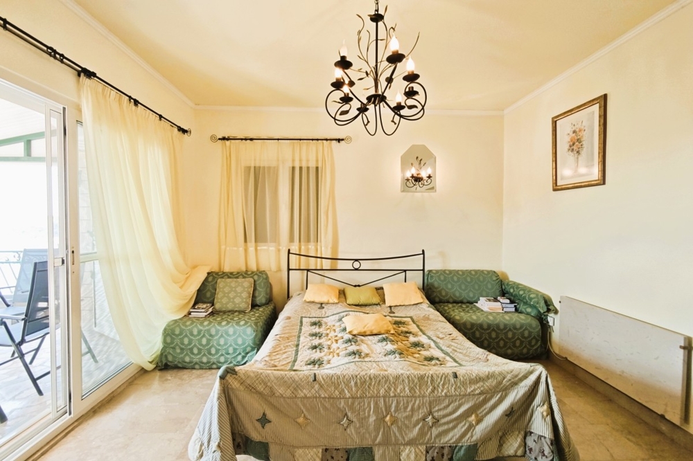 Hálószoba franciaággyal és kijárattal az erkélyre