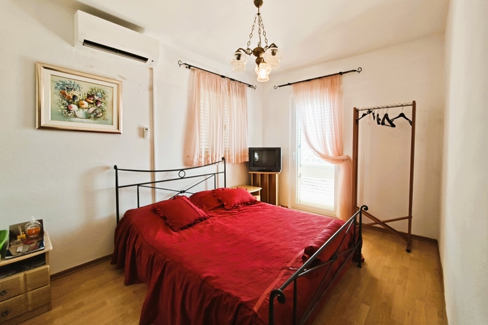 Hálószoba erkéllyel és tengerre néző kilátással