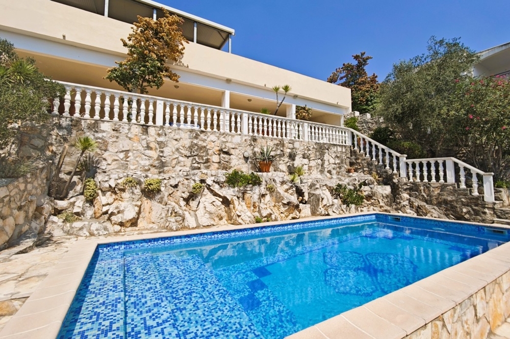 Kínálunk H3910 úszómedencét.