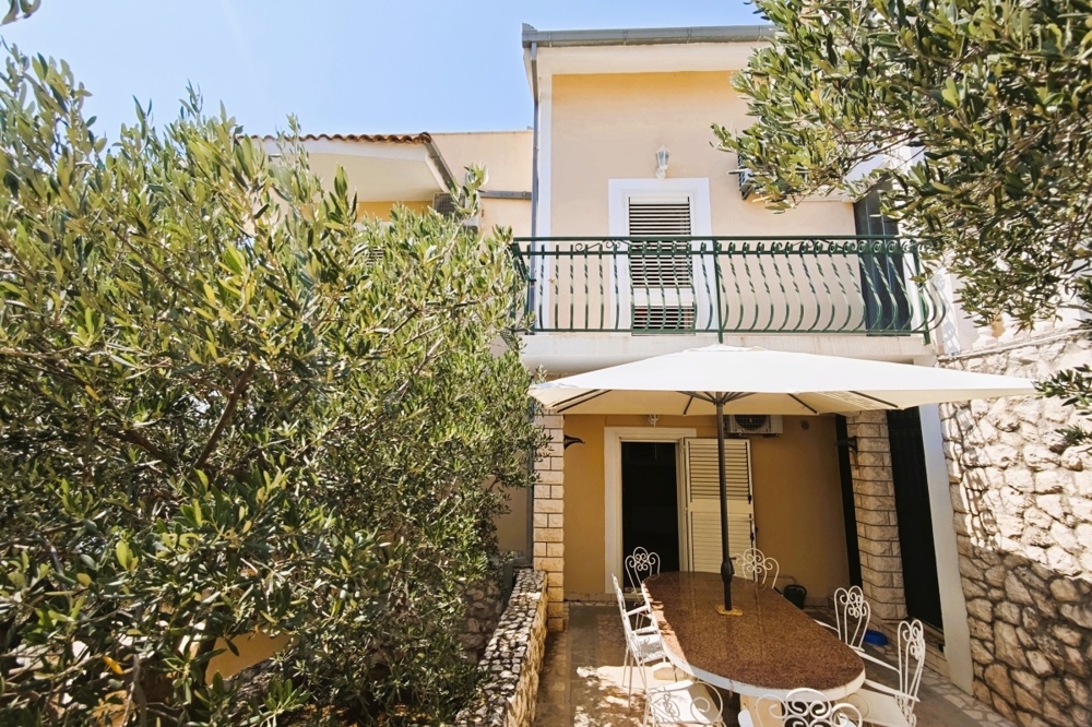 Fedett terasz ülősarokkal és olajfákkal