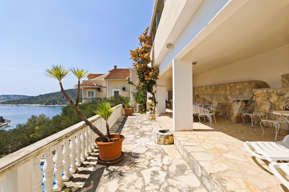 Terasz tengerre néző kilátással és ülőhelyekkel