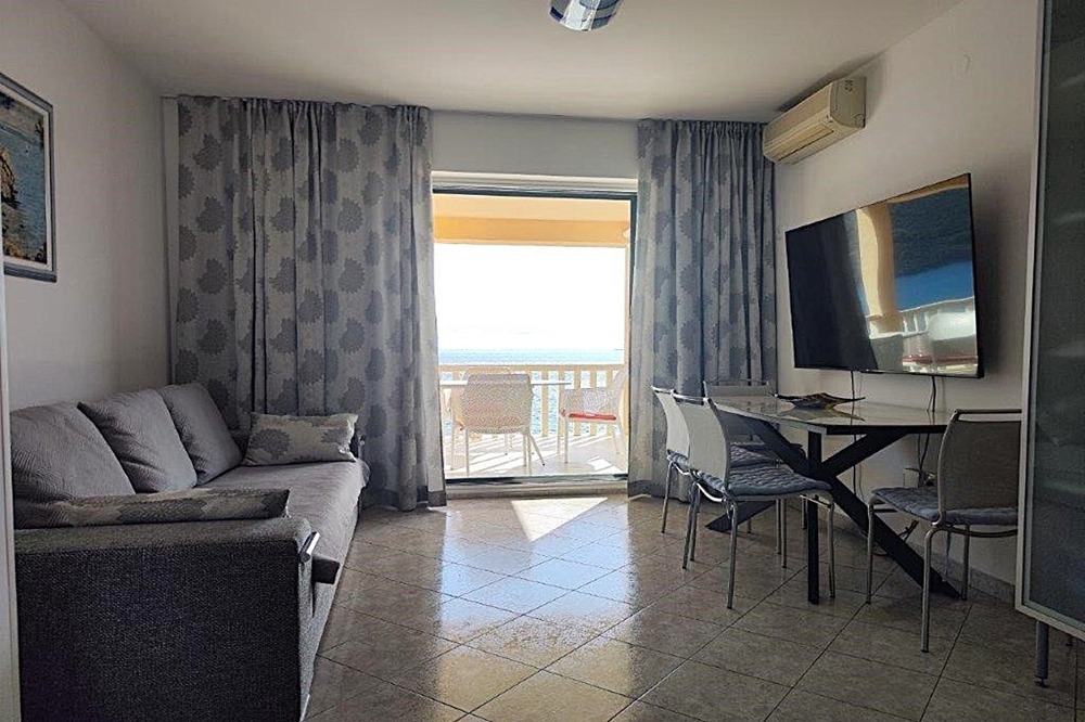 Nappali kijárattal az erkélyre és kilátással a tengerre