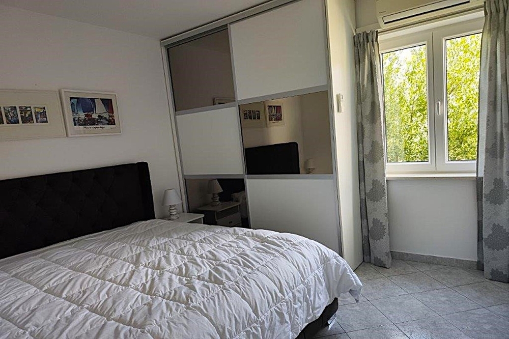 Hálószoba beépített gardróbbal és természetes fénnyel