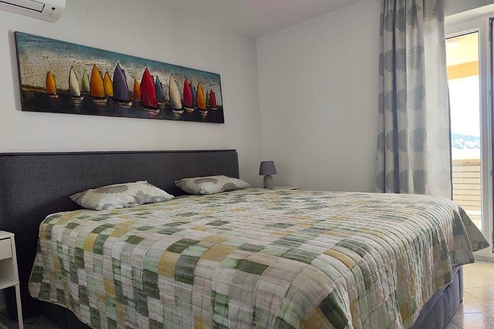 Hálószoba erkéllyel és tengerre néző kilátással