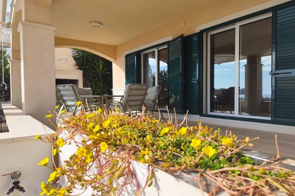 Terasz ülősarokkal és kilátással a tengerre