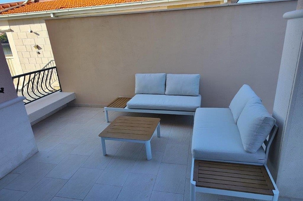 Terasz nappali bútorokkal és ülősarokkal