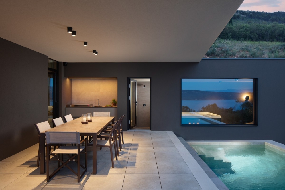 Kültéri rész medencével és fedett étkezővel az esti hangulatban