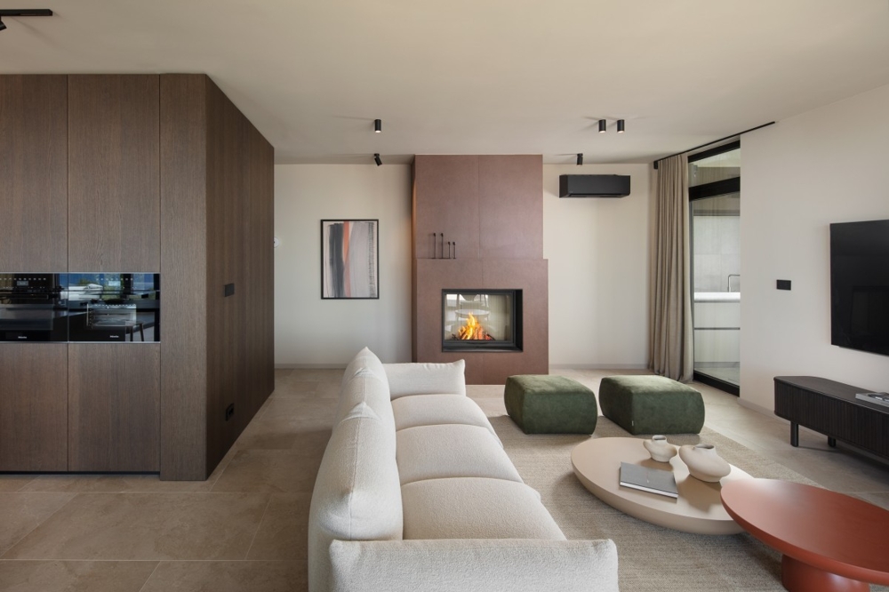 Modern nappali kandallóval és minőségi bútorokkal