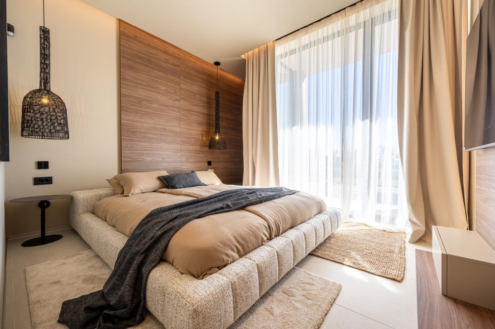 Modern hálószoba fa lambériával