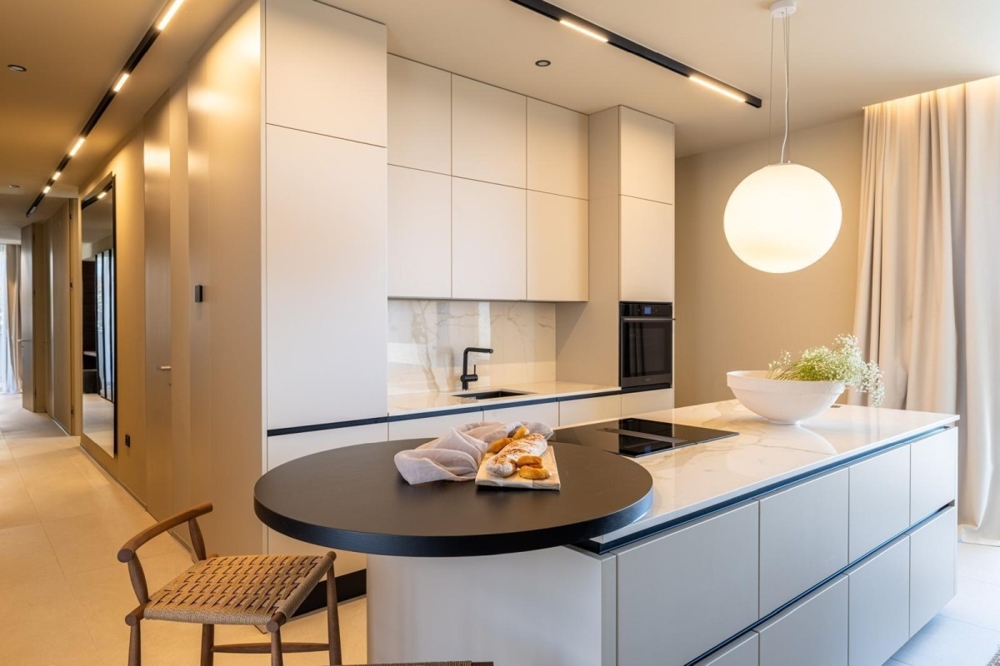 Igényes felszerelt konyha főzőszigettel