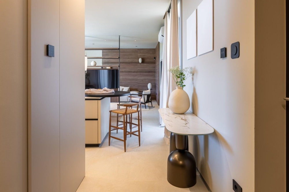 Elegáns bútorokkal berendezett előszoba, kijárattal a nappaliba