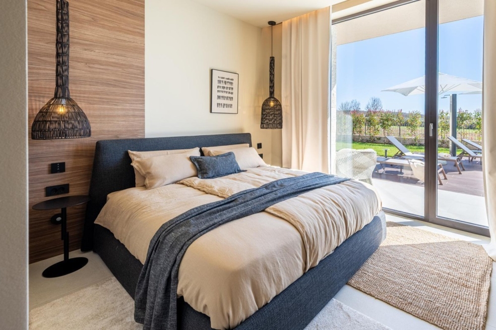 Hálószoba kijárattal a teraszra és kilátással a medencére