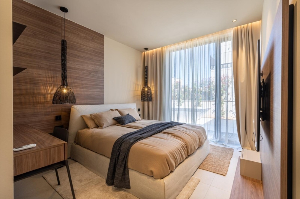 Hálószoba nagy ablakokkal és függönyökkel