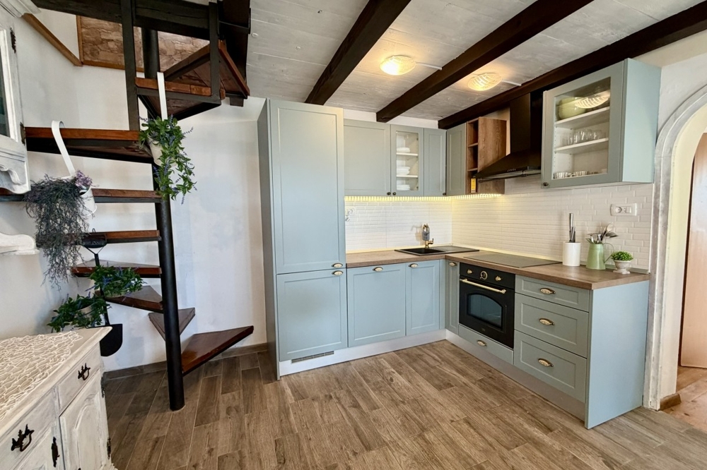 Nyitott konyha beépített bútorokkal és fa lépcsőkkel