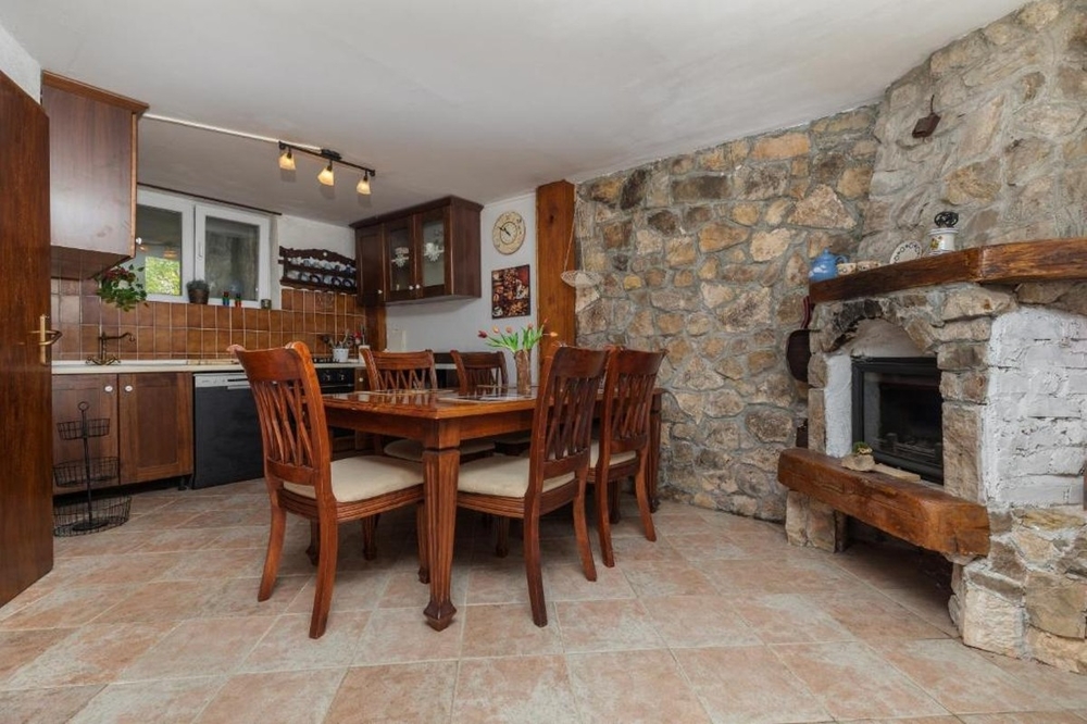Étkező rusztikus kandallóval és kődekorációval