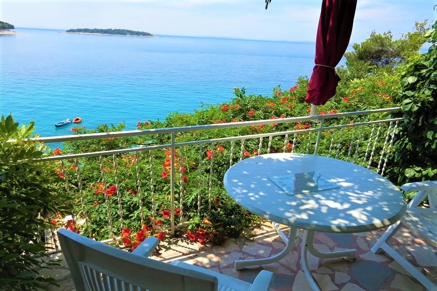 Tengerre néző terasz és napernyő alatti ülősarok