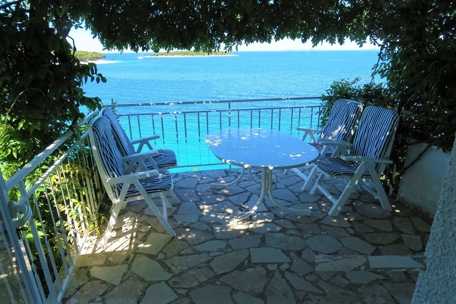 Terasz panorámás kilátással a tengerre és a tengeri szigetekre